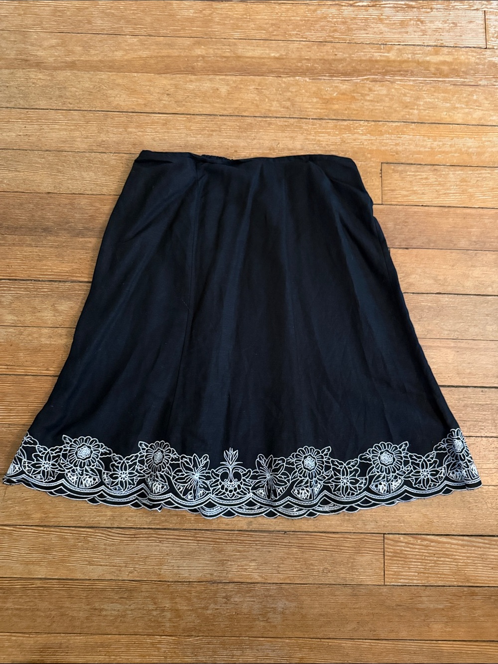 Lane Bryant  Midi Skirt  White Floral Embroidered Hem Elastic waist SZ 14/16